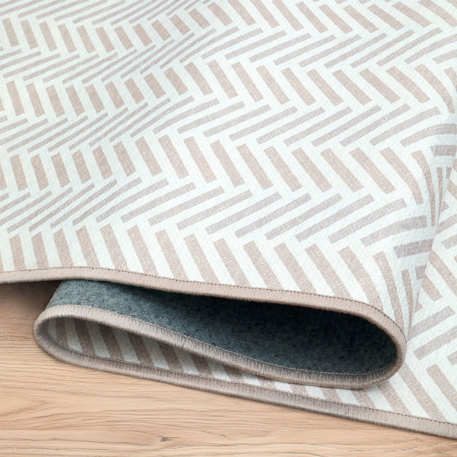 Dettaglio tappeto Lindorug Spiga collezione Chenny con motivo a spina di pesce e retro antiscivolo
