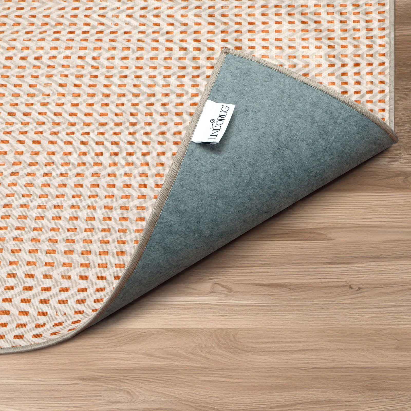 Angolo piegato tappeto Tang collezione Chenny mostra retro antiscivolo ed etichetta con logo Lindorug