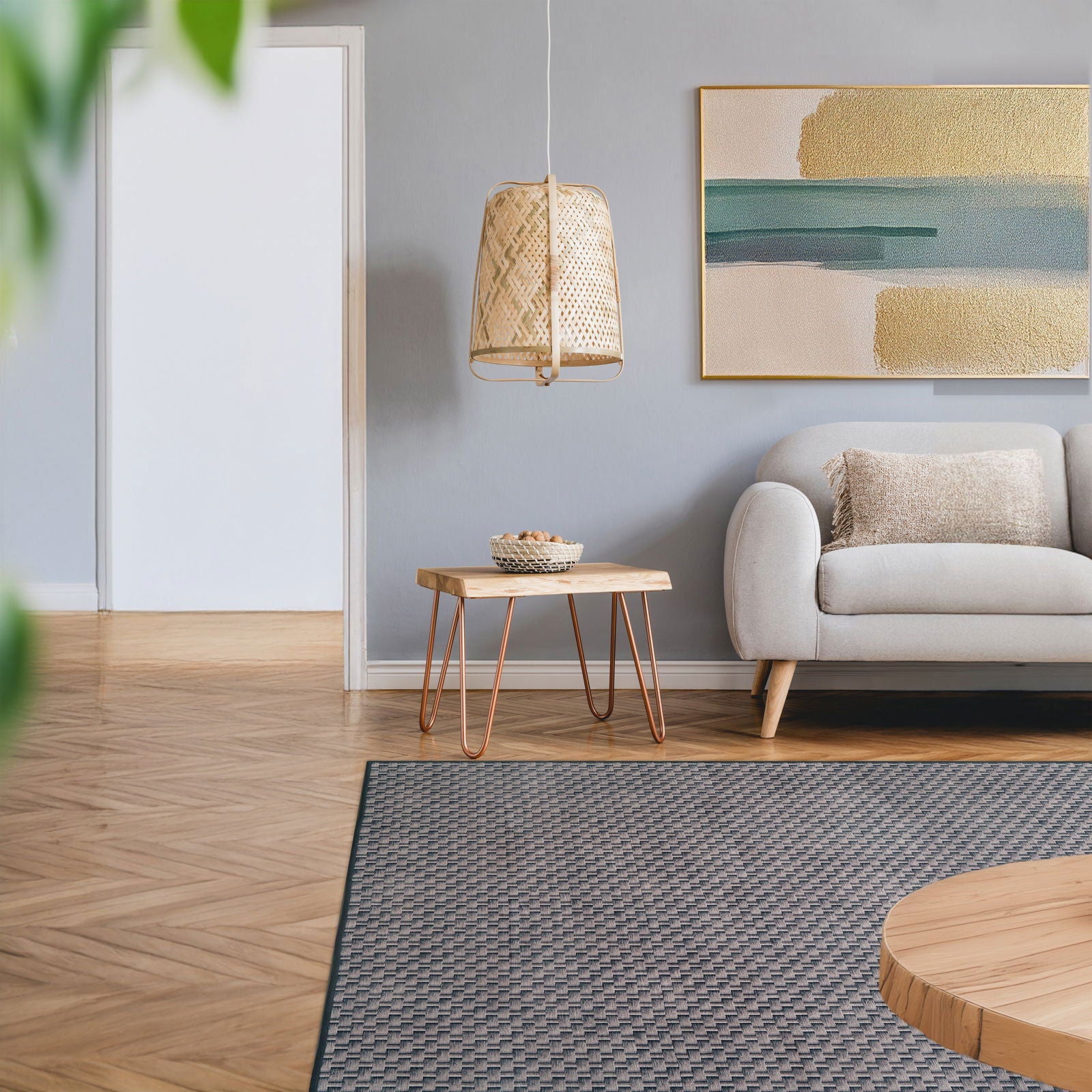 Tappeto Wiker 170×240 cm Lindorug in un salotto moderno con parete grigio chiaro, divano chiaro e tavolino in legno