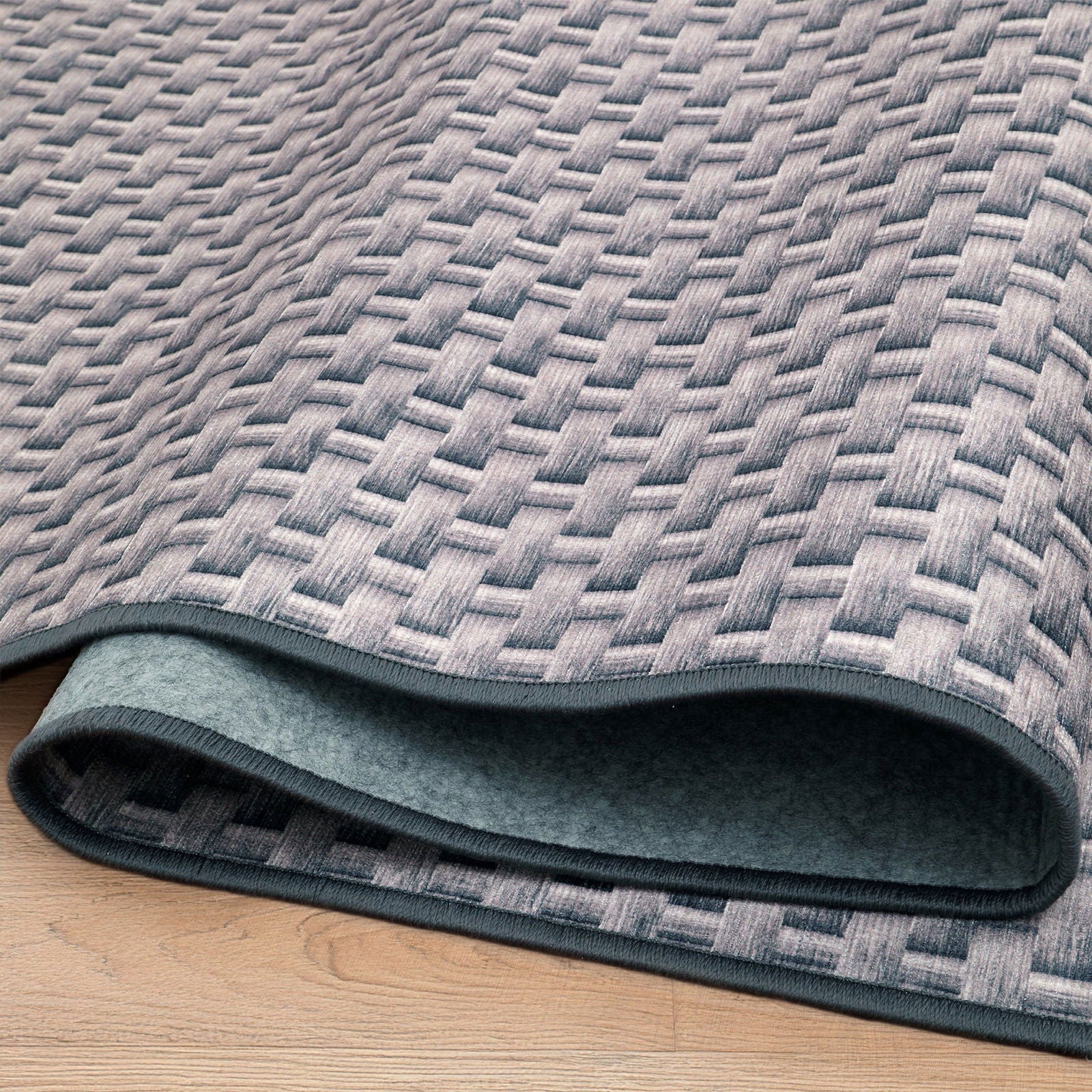 Primo piano del tappeto arrotolato, retro antiscivolo con finitura leva grigio