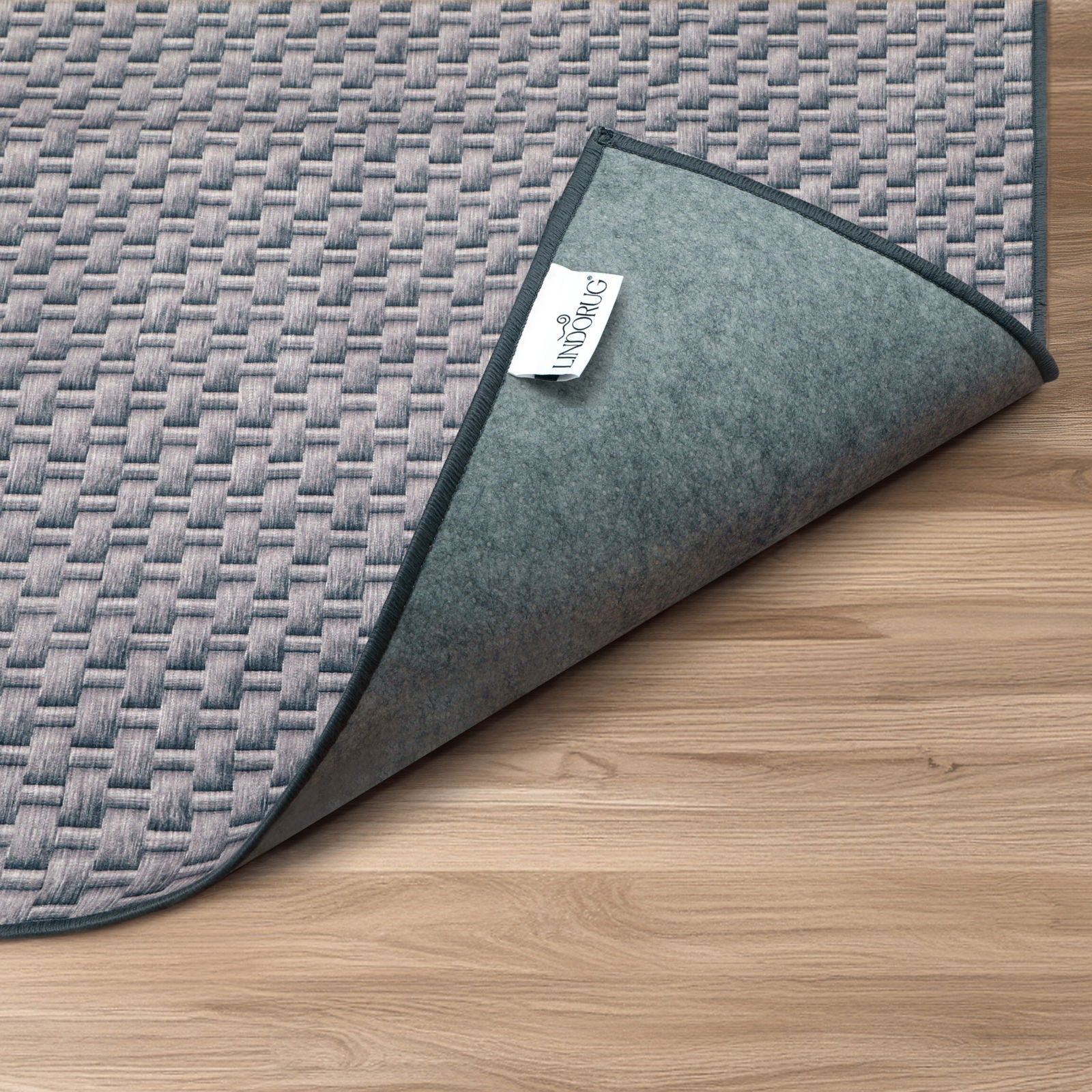 Particolare angolo piegato con etichetta Lindorug, retro antiscivolo con finitura leva grigio